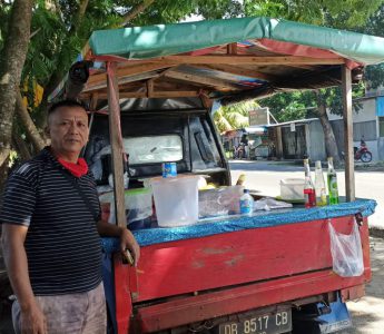 Tonny Tampubolon, Penjual Es Kelapa Muda di Depan RSUD Manembo nembo Bitung