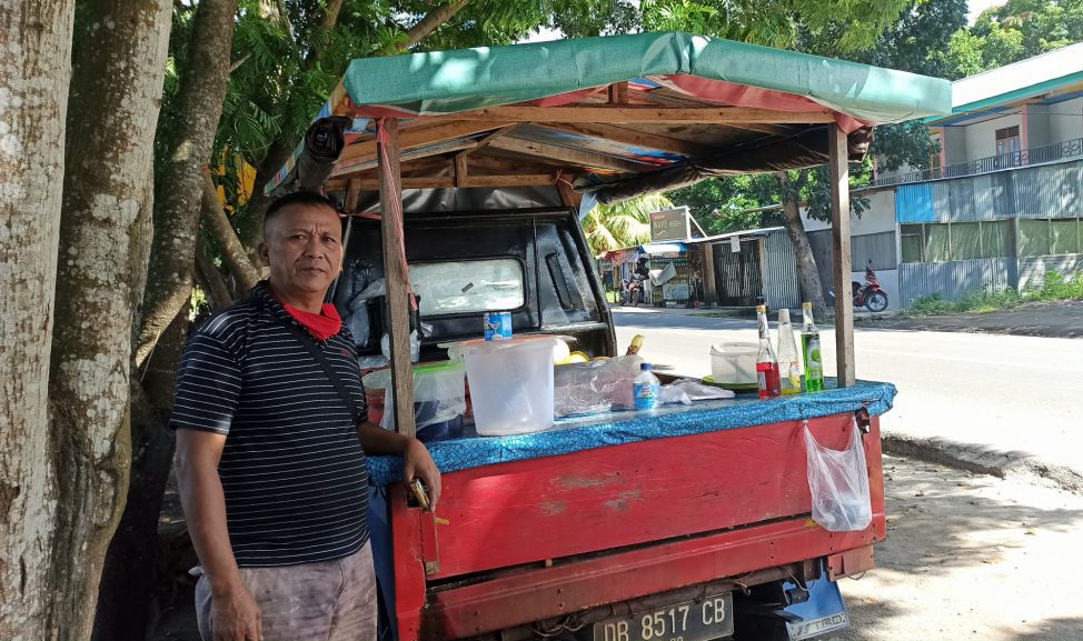 Tonny Tampubolon, Penjual Es Kelapa Muda di Depan RSUD Manembo nembo Bitung
