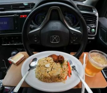 Bahaya! Lakukan Pembersihan Sisa Makanan Di Kabin Mobil Anda