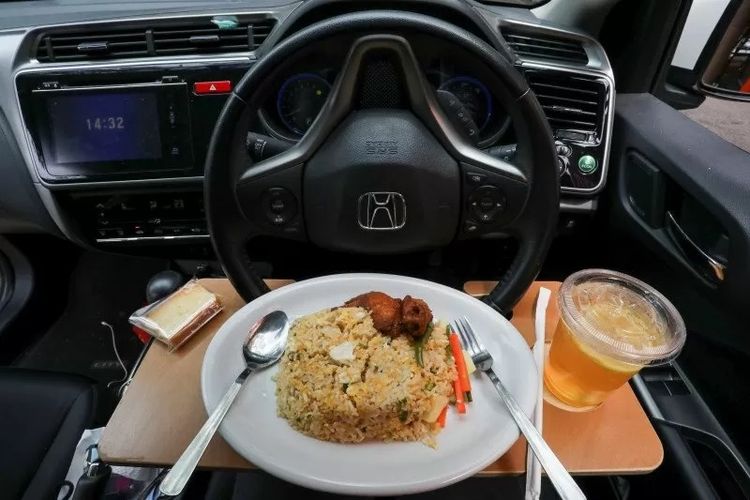 Bahaya! Lakukan Pembersihan Sisa Makanan Di Kabin Mobil Anda